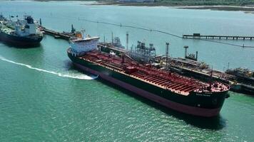combustible petrolero buque descargando a un deposito embarcadero video