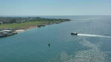 hovercraft aankomen in een hoverport in de zomer antenne visie video