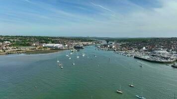 cowes en skön vid vatten stad på de ö av wight i de Storbritannien antenn se video