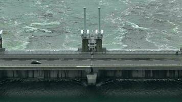 zee water voorbijgaan door een storm barrière brug video