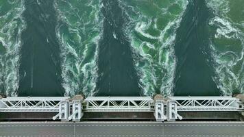 Meer Wasser Vorbeigehen durch ein Sturm Barriere Brücke video