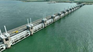 östlichen scheldt Sturm Schwall Barriere im das Niederlande video