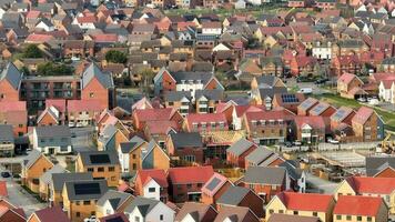 casas y casas en un Reino Unido nuevo construir inmuebles visto desde el aire video