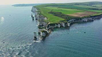 alt Harry Felsen ein Kreide Cliff Formation erodiert durch das Meer video