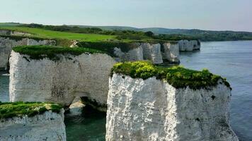 le craie falaises de vieux harry rochers sur le Sud côte de Angleterre video