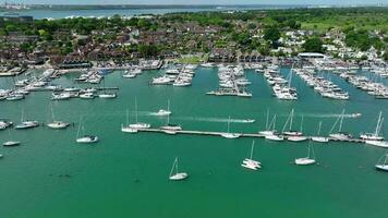 le rivière hameçon et Marina dans le été avec yachts et bateaux sur le l'eau video