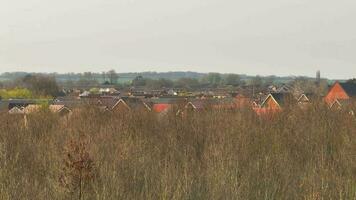 Novo casas e casas em uma Reino Unido Novo Construir Estado visto a partir de a ar video