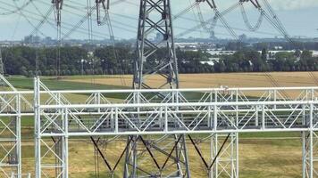 pyloner på en hög Spänning tre fas elektrisk substation video