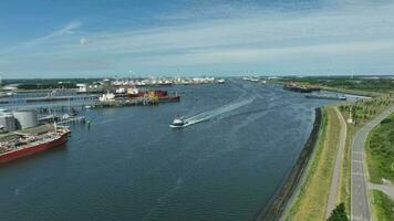 remolcador patrullando el aguas de el Puerto de Rotterdam video