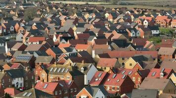 modern huizen en huizen Aan een uk nieuw bouwen landgoed gezien van de lucht video
