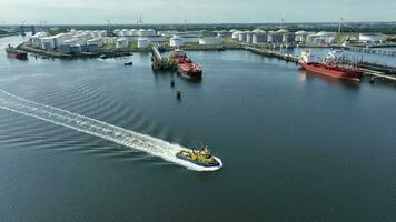 remolcador patrullando el aguas de el Puerto de Rotterdam video