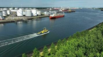 bogserbåt båt i hamn arbetssätt till hjälpa med fartyg manövrar video