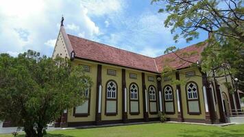 kampar, perak, malaysia, Maj 02 2022, arkitektur av helig hjärta kyrka nära grön träd i blå solig dag video