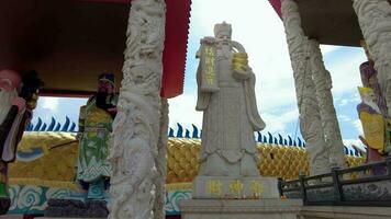 sitiawan, perak, Malasia, mayo 01 2022, despacio moverse y atención chino riqueza Dios estatua en tua pek kong templo video