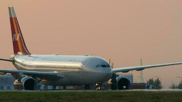 kazán, Rusia agosto 05, 2022 - aerobús a330 viento del norte aerolínea, hermosa puesta de sol o amanecer antecedentes. pasajero tablero en el calle de rodaje a el aeropuerto. turismo y viaje concepto video