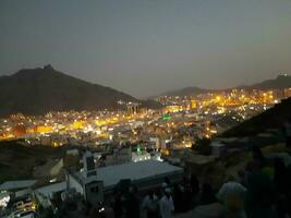 la meca, saudi arabia, abril 2023 - hermosa ver de makkah ciudad desde jabal noor montaña en la meca el histórico cueva hará es situado en el parte superior de jabal noor foto