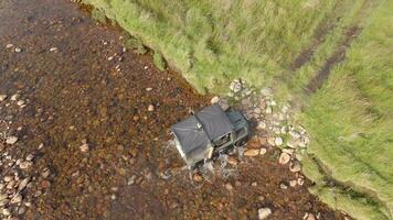 atv allemaal terrein voertuig het rijden door een rivier- video