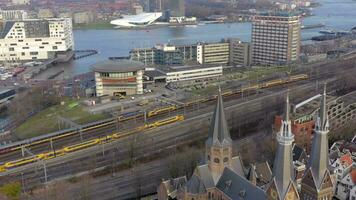 treinen aankomen en vertrek Amsterdam centraal station in de avond antenne video