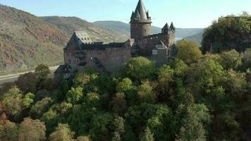 Schloss mit Blick auf das Stadt, Dorf von Bacharach auf das Ufer von das Rhein im Deutschland video