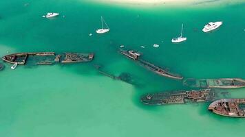 aéreo Visão do tangalooma naufrágios dentro Brisbane Austrália dentro a verão video