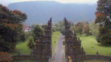 balinees spleet poort Candi bentar in Bali Aan een vroeg ochtend- video