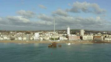 aérien vue de le Ouest jetée sur le Brighton front de mer dans le Royaume-Uni video