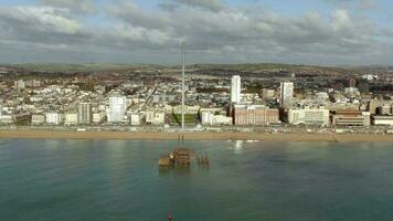 Brighton Oeste muelle permanece en el Reino Unido aéreo ver video