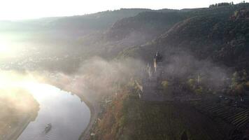 Sonnenaufgang Aussicht von cochem im Deutschland mit das mittelalterlich Schloss mit Blick auf das Fluss video