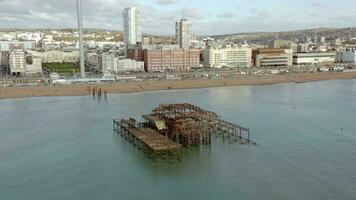 Brighton Oeste muelle permanece en el Reino Unido aéreo ver video