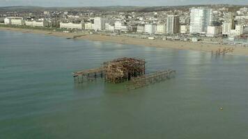 Brighton spiaggia nel il UK con il resti di il ovest molo nel il estate video