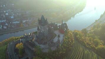 Sonnenaufgang Aussicht von cochem im Deutschland mit das mittelalterlich Schloss mit Blick auf das Fluss video