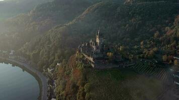 Alba Visualizza di coche nel Germania con il medievale castello prospiciente il fiume video