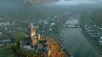 Alba Visualizza di coche nel Germania con il medievale castello prospiciente il fiume video