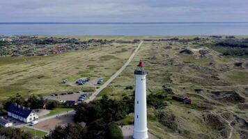 une phare sur le dunes de nord Danemark à lyngvig fyr video