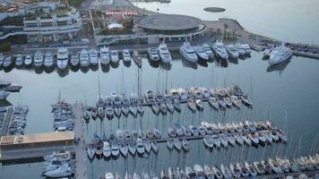 amanecer en el Puerto de cannes con yates y buques amarrado en el centro de deportes acuáticos video