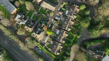 Häuser und Straßen im das Vereinigtes Königreich gesehen von ein Vogel Auge Aussicht video