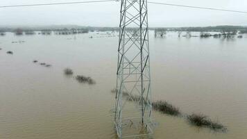 een elektriciteit pyloon in diep water in een overstromingswateren veroorzaken macht storingen video