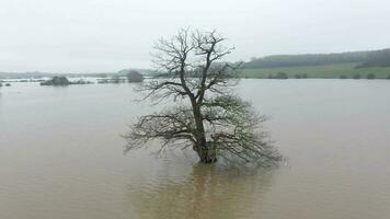 aéreo Visão do inundação dentro a Reino Unido durante a inverno causando devastação video