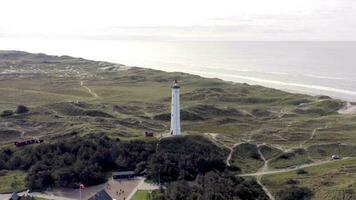 ein Leuchtturm auf das Dünen von Nord Dänemark beim lyngvig fyr video