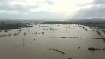 overstromingen in de uk tonen groot gebieden van de platteland overstroomd in de winter video