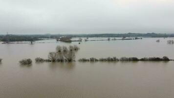 antenne visie van overstromingen in de uk gedurende de winter veroorzaken verwoesting video