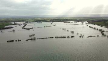 aérien vue de inondation dans le Royaume-Uni pendant le hiver provoquant dévastation video