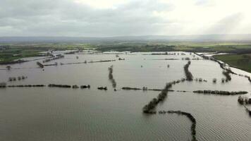 inondation dans le Royaume-Uni montrant grand zones de le campagne inondé dans le hiver video