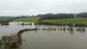 inondation dans le Royaume-Uni montrant grand zones de le campagne inondé dans le hiver video