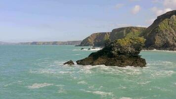das felsig Küste von das Godrevy Erbe Küste im Cornwall Vereinigtes Königreich video