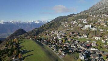 aéreo puntos de vista de el municipio de Leysin en Águila Suiza video