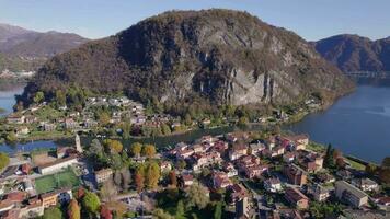 lavena ponte trésa une ville sur le Suisse Italie frontière sur Lac Lugano video