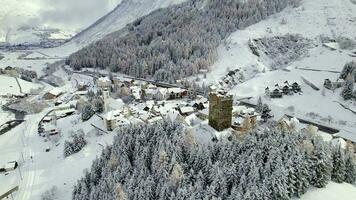 nieve cubierto hospital pueblo en Suiza en el invierno video