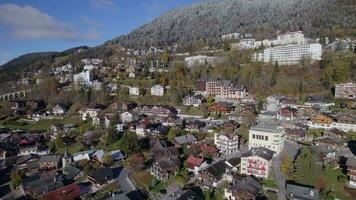 leysin uma município do Suíça aéreo Visão video