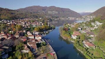 lavena ponte trésa une magnifique ville sur le Suisse Italie frontière près Lugano video